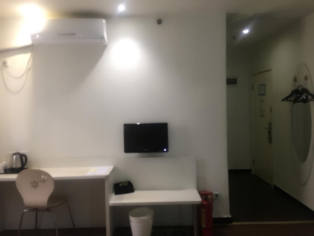 V8 Hotel Xicun Subway Branch Guangzhou Bagian luar foto
