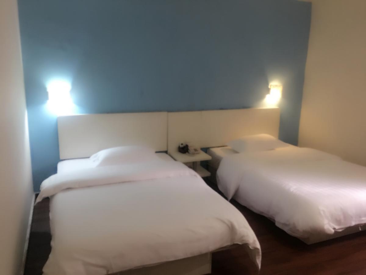 V8 Hotel Xicun Subway Branch Guangzhou Bagian luar foto